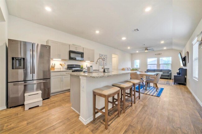 Building Photo - 270 Dorchester Dr