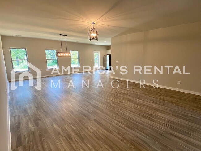 Building Photo - Spacious Home for Rent in Weaver AL... Ava...