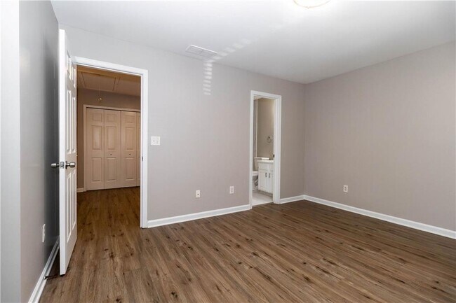 Building Photo - 745 Crestwell Cir