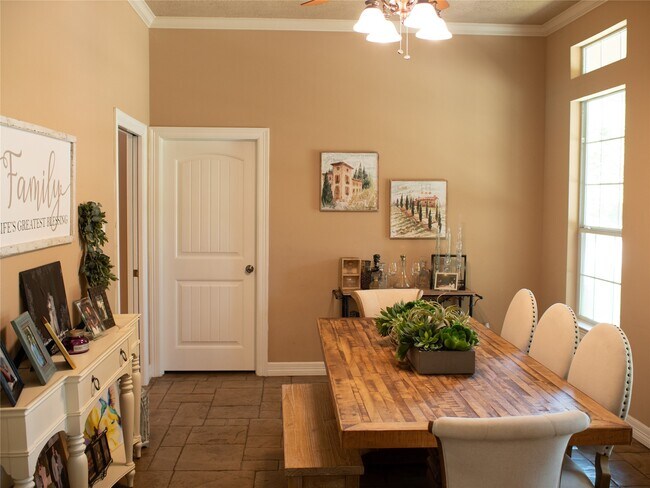 Building Photo - 427 Trace Way Dr