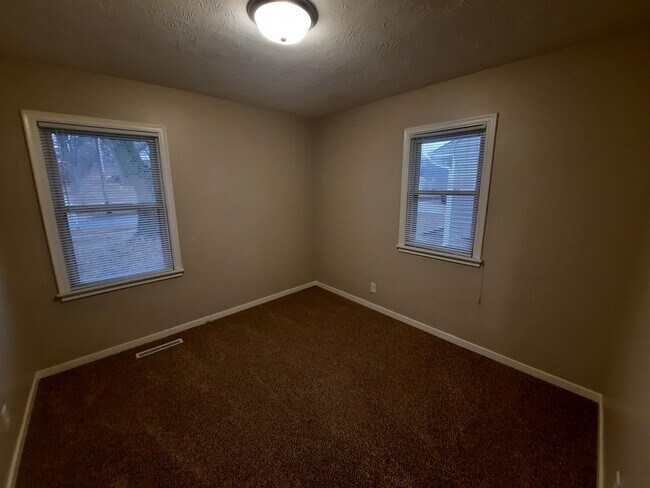 Building Photo - 3 Bedroom, 1 Bathroom Home!