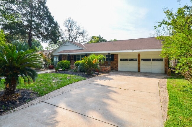 Building Photo - 9817 Cedardale Dr