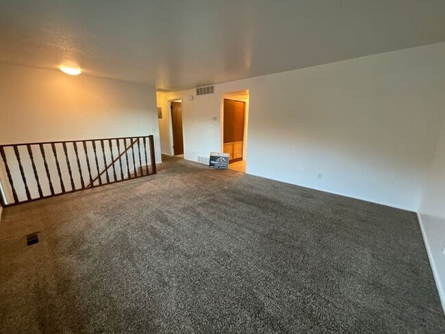 Building Photo - 2 bdrm 1 bath Duplex. Small Dog Friendly