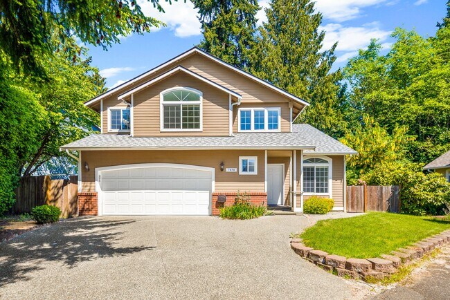 Primary Photo - Beautiful 4 BD 2.5 BA Private Kenmore Home...