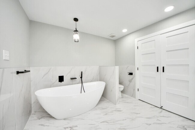 Building Photo - 1218 Des Jardines St