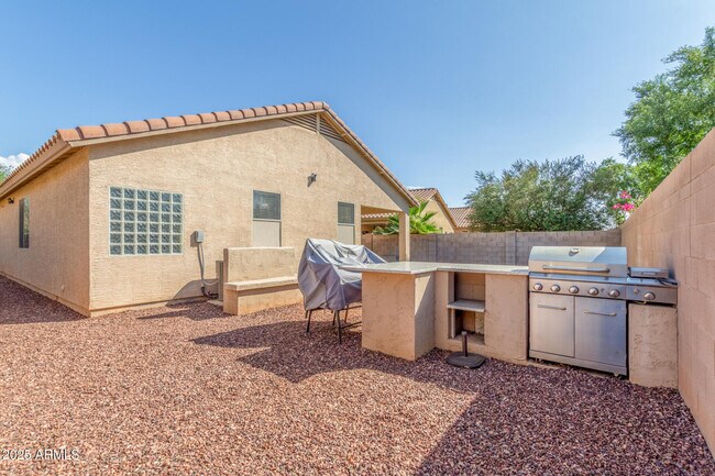 Building Photo - 12910 W Glenrosa Dr