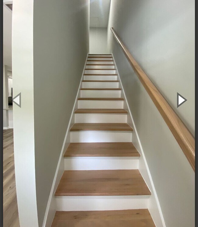 Building Photo - $1995  a Month For Lovely Duplex in Historic Melrose Heights