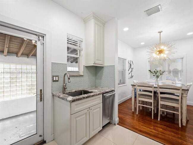 Building Photo - 314 Romano Ave