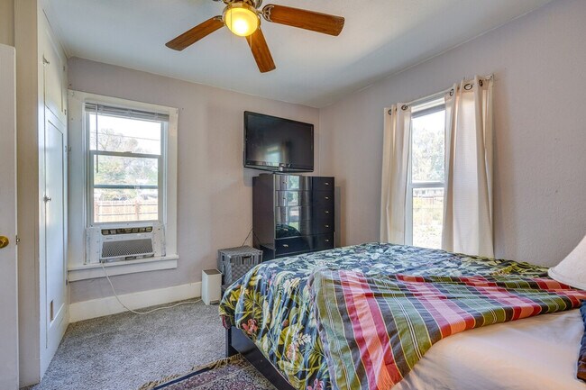 Building Photo - 2509 E Routt Ave