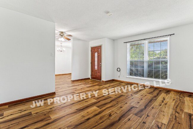 Building Photo - 2444 Somerset Dr