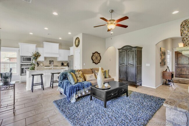 Building Photo - Beautiful 4 Bed 2 Bath Home with 2 car gar...