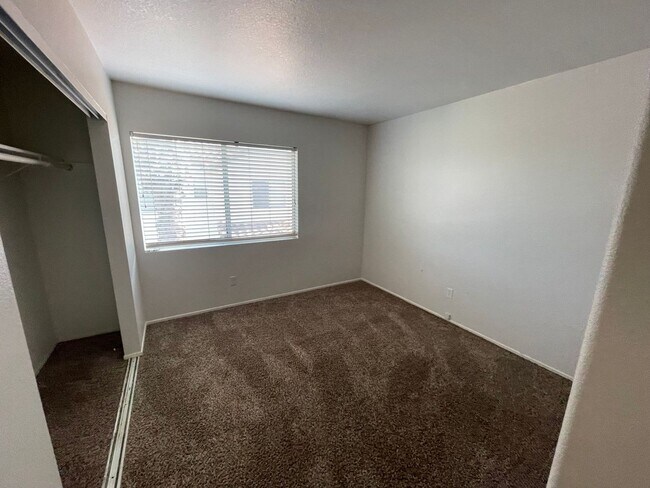 Building Photo - Highly Desirable 4b/3b Orangecrest Home