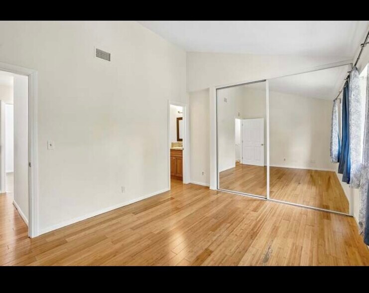 Building Photo - 15210 Shadybend Dr