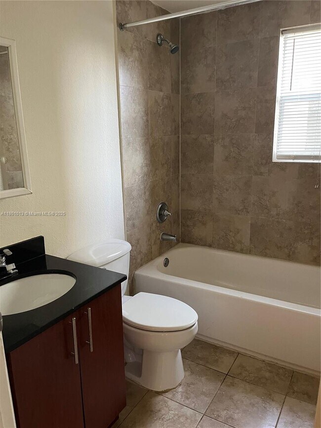 Building Photo - 2880 Pine Tree Dr