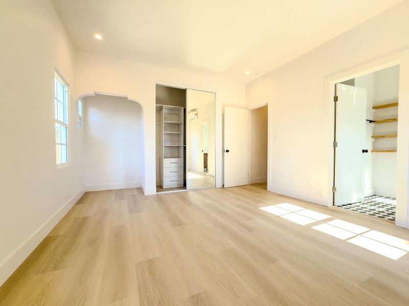 Building Photo - 3013 1/2 Somerset Dr