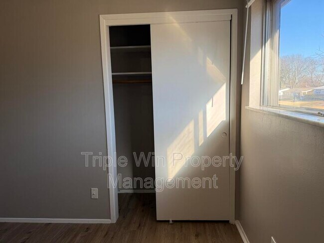 Building Photo - 1665 Queens Dr