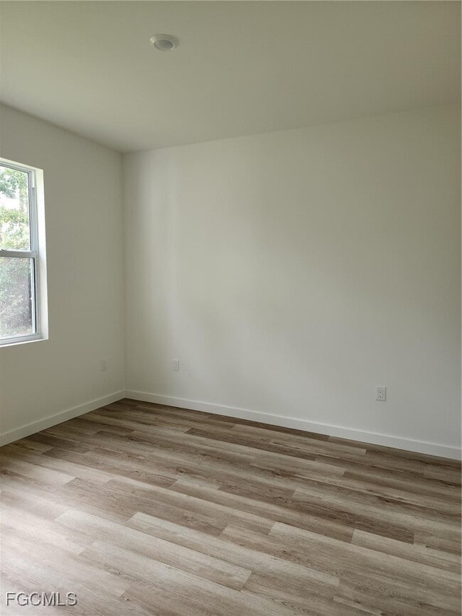 Building Photo - 2431 Lola Ave S