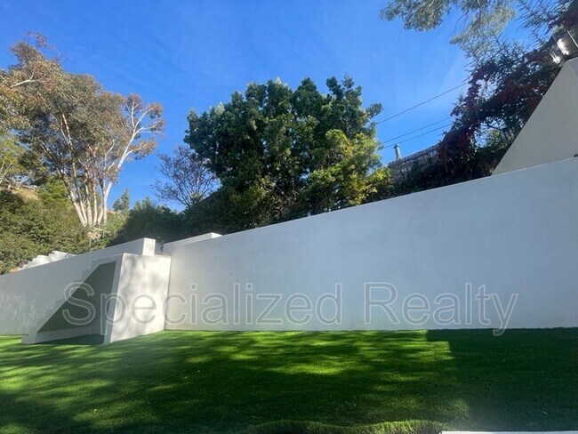 Building Photo - 1827 Hill Dr