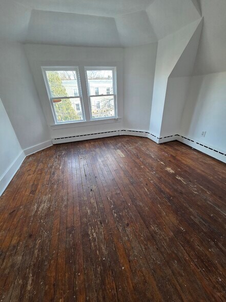 Building Photo - 365 S River St