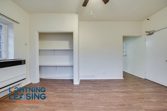 Building Photo - 1518 3/5 Wilton -404D