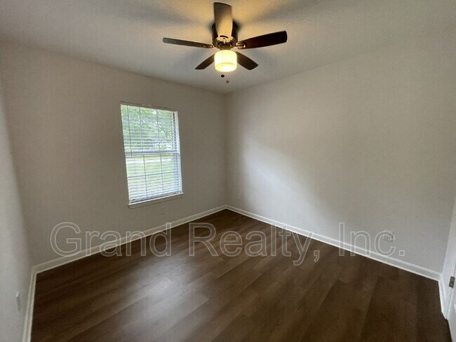 Building Photo - 6221 Fox Run St