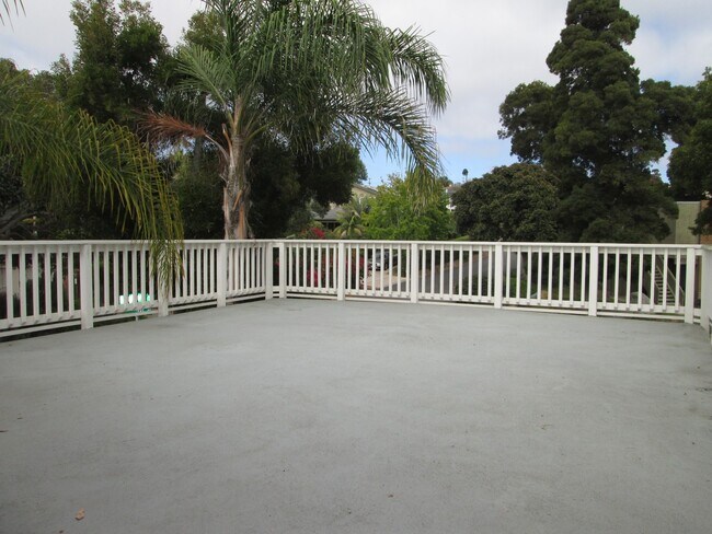 Building Photo - 2BD/1BA Upper Unit in Cardiff