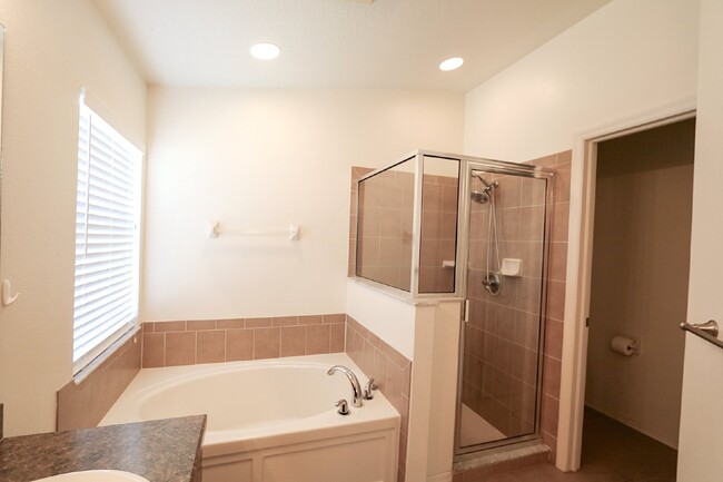 Building Photo - Beautiful 4 Bed 2 Bath 2 car garage in Sou...