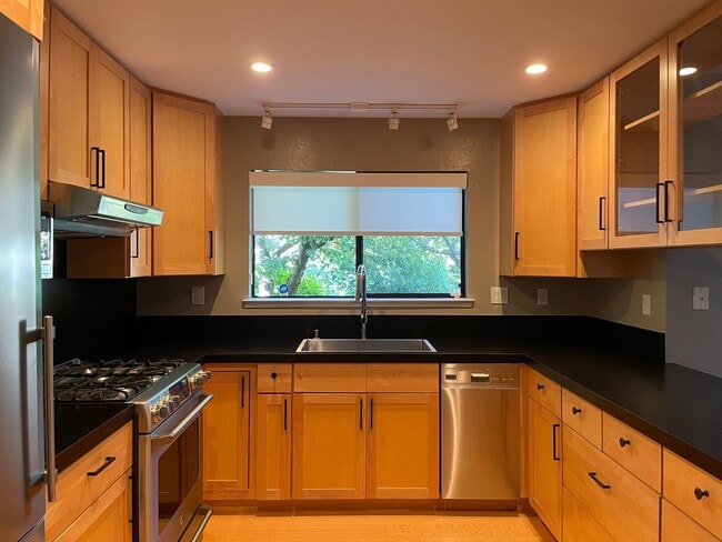 Building Photo - Beautiful End Unit Condo in Bennett Valley!