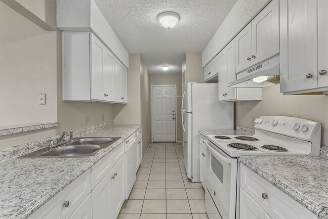 Building Photo - CV-AUS8904 Pineridge