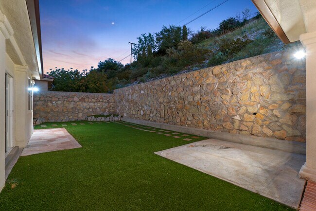 Building Photo - 6464 Snowheights Ct