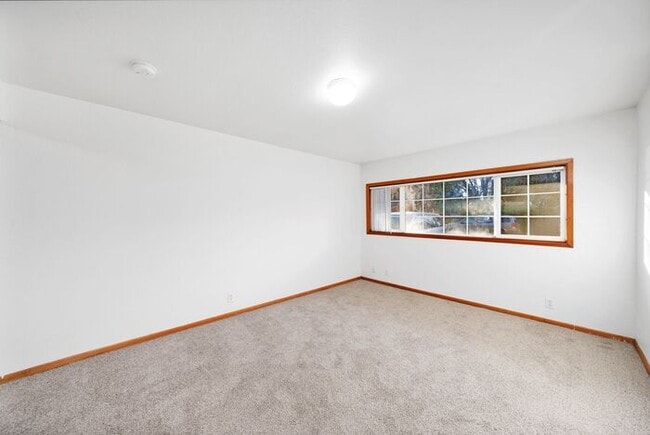 Building Photo - 3 bedroom 2 bath townhouse downtown Hillsboro!