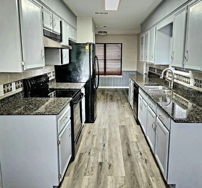 Building Photo - Available Now! 3 Bed 2 Bath