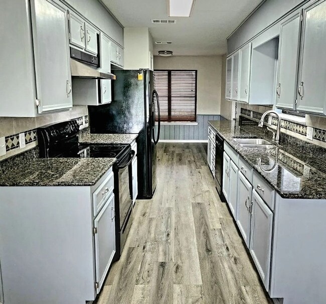 Building Photo - COMING SOON!! 3 Bed 2 Bath