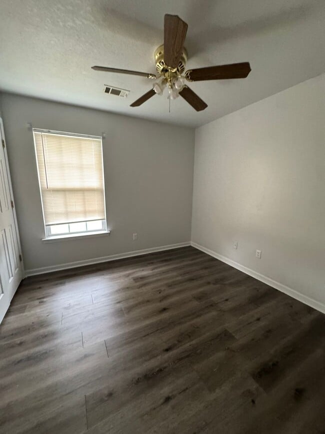 Building Photo - 3/2 In Bay Available now