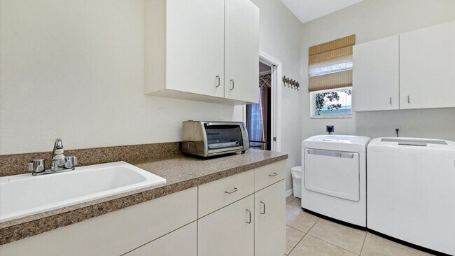 Building Photo - 974 Rotonda Cir