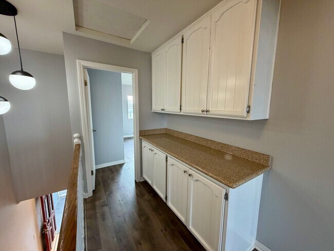 Building Photo - 2 Bed / 2.5 Bath Tri-Level Townhome – Gated Community in North Redondo Beach (Torrance PO)