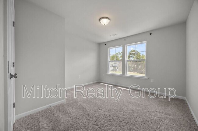 Building Photo - 200 Beacon Hl Rd