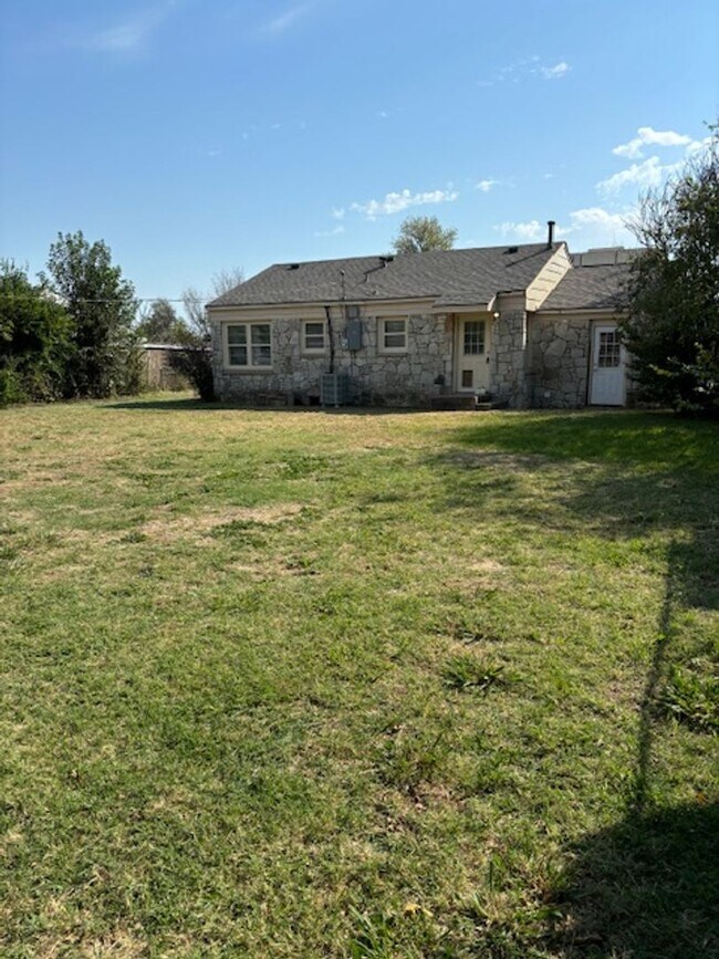 Building Photo - 3 bed, 1 bath home in Del City, OK