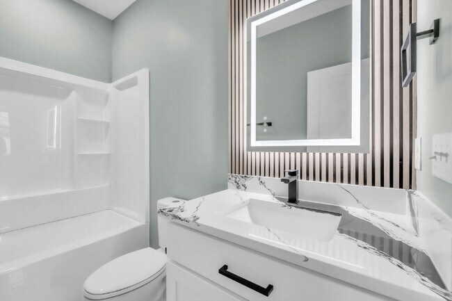 Building Photo - Updated 3-Bedroom, 2.5-Bathroom Townhome Gem in Landrum