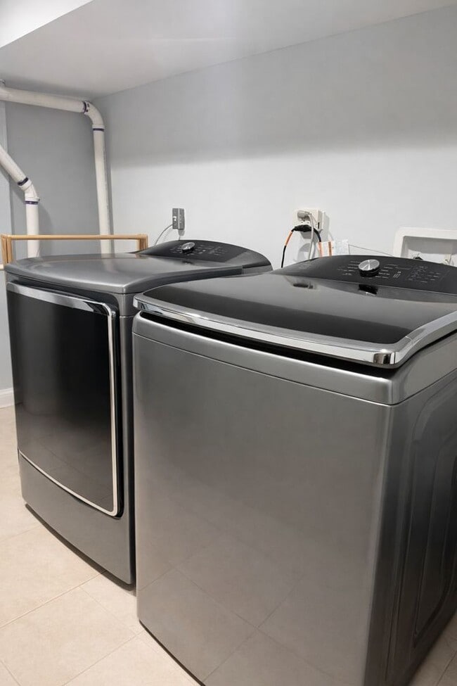 Building Photo - 4151 W Fullerton Ave