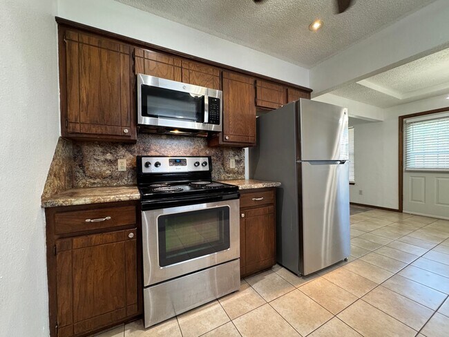 Building Photo - 3 Bedroom, 2 bath, 2 car garage home avail...