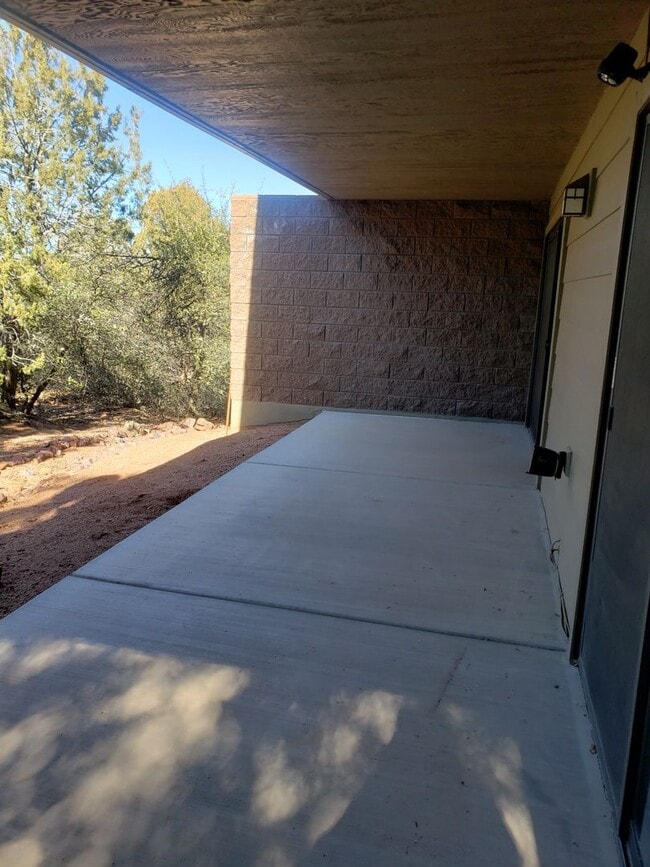 Building Photo - 2 bed / 2 bath - 2 car attached garage