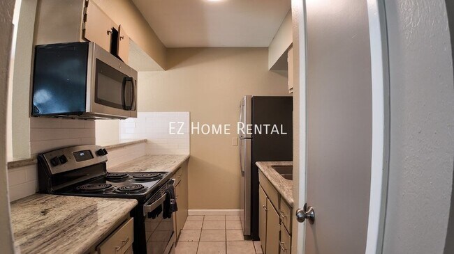 Building Photo - Price to Lease Fast! $899/mth!