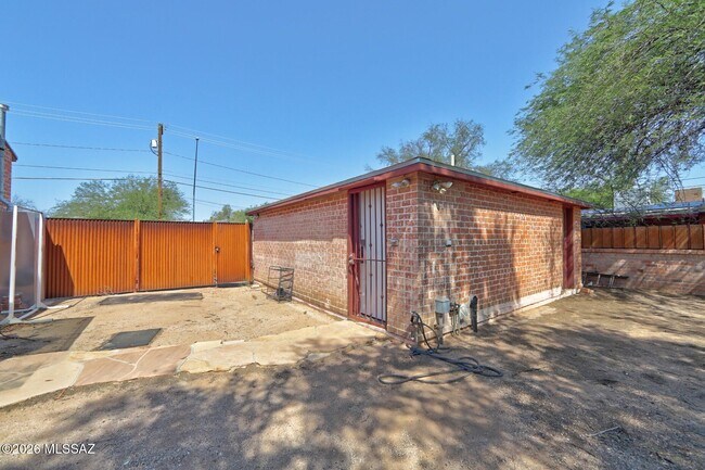 Building Photo - 1202 N Tucson Blvd