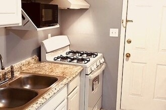 Building Photo - Airport Apartments