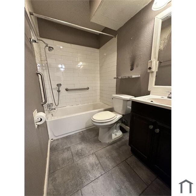 Building Photo - 2 Bedroom, 1 bathroom