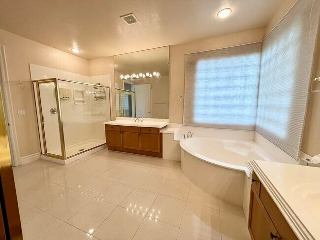 Building Photo - Rhodes Ranch-5 brs 4 bathrooms 3-cars gara...