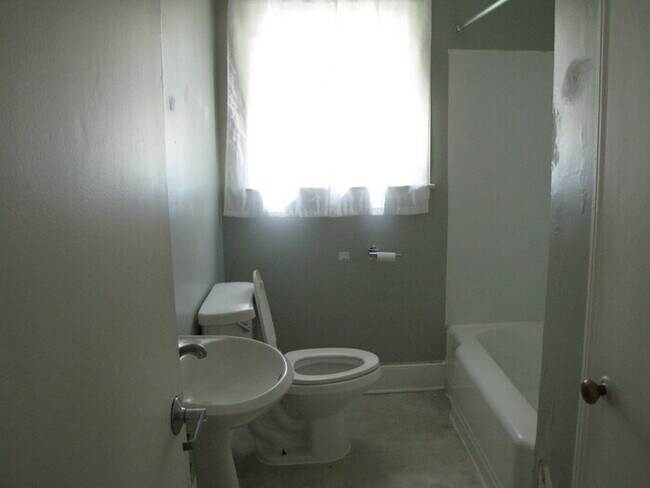 Building Photo - 415 Hugo St