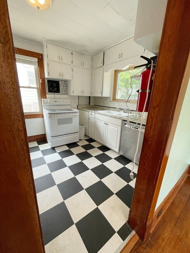 Building Photo - Three Bedroom House on Main St! | Parking, Laundry, and Central Air