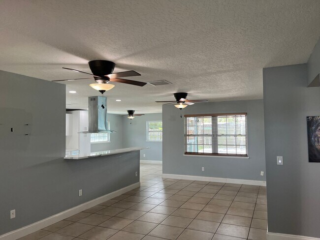 Building Photo - 375 Carrousel Ct